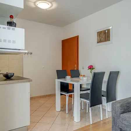 Daniela تروغير